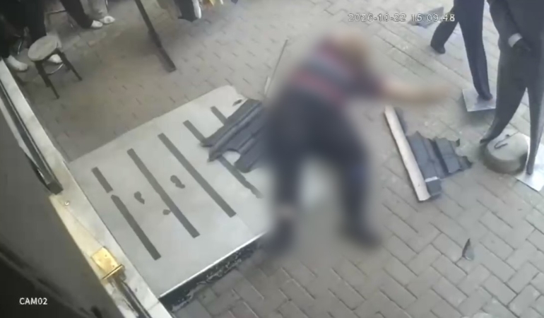KEDİYİ KURTARMAK İSTEYEN EĞİTİMCİ YERE BÖYLE ÇAKILDI KORKULUKLAR KOPUNCA YERE DÜŞTÜ, HASTANEDE HAYATINI KAYBETTİ