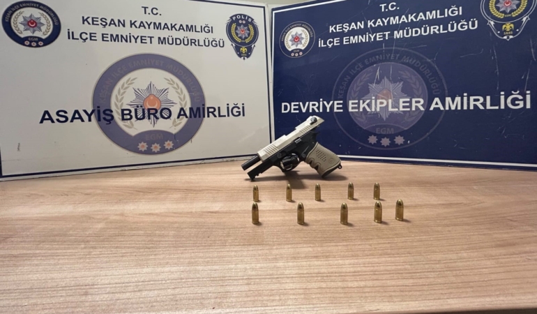 KEŞAN'DA TABANCAYLA YAKALANAN ŞÜPHELİ GÖZALTINA ALINDI