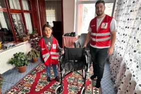 KIZILAY'DAN İHTİYAÇ SAHİBİ VATANDAŞA TEKERLEKLİ SANDALYE DESTEĞİ
