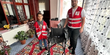 KIZILAY'DAN İHTİYAÇ SAHİBİ VATANDAŞA TEKERLEKLİ SANDALYE DESTEĞİ