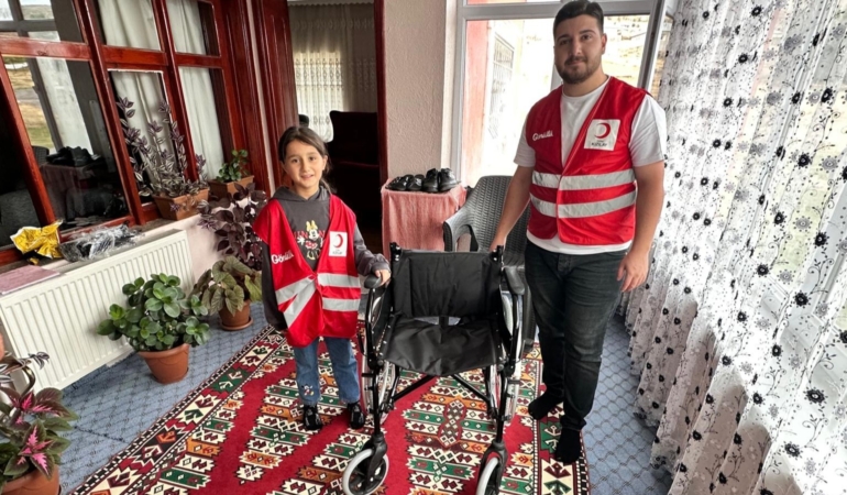 KIZILAY'DAN İHTİYAÇ SAHİBİ VATANDAŞA TEKERLEKLİ SANDALYE DESTEĞİ
