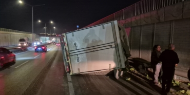 KONTROLDEN ÇIKAN MARUL YÜKLÜ KAMYONET YAN YATTI