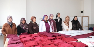 KURSİYERLERİN DİKTİĞİ PİJAMA VE EŞOFMANLAR İHTİYAÇ SAHİPLERİNE ULAŞTIRILIYOR