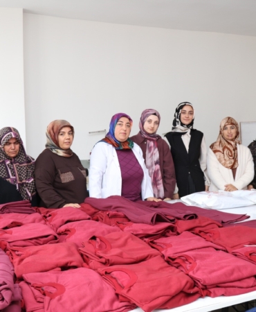 KURSİYERLERİN DİKTİĞİ PİJAMA VE EŞOFMANLAR İHTİYAÇ SAHİPLERİNE ULAŞTIRILIYOR