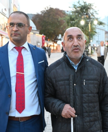 KÜTAHYA'DA GÖRME ENGELLİLERİN KILAVUZ YOL MÜCADELESİ: "BU YOLLAR BİZİM HAYAT YOLUMUZ"