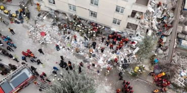 MALTEPE'DE ÇÖKEN 7 KATLI BİNADAN 5 KİŞİ ÇIKARILDI: ARAMA KURTARMA ÇALIŞMALARI DEVAM EDİYOR