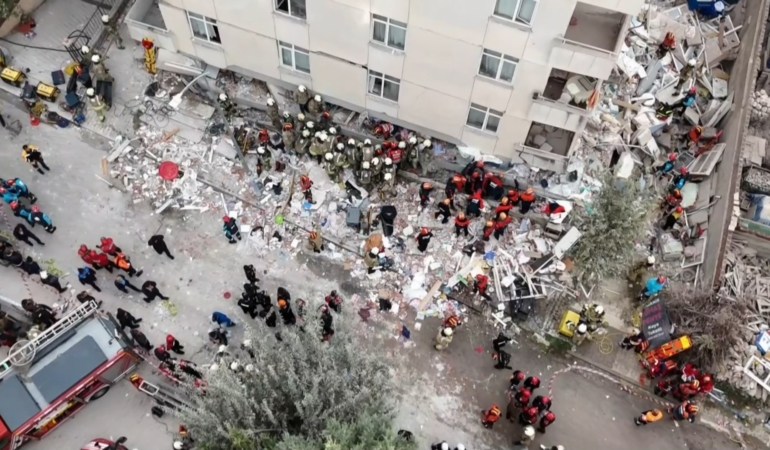 MALTEPE'DE ÇÖKEN 7 KATLI BİNADAN 5 KİŞİ ÇIKARILDI: ARAMA KURTARMA ÇALIŞMALARI DEVAM EDİYOR