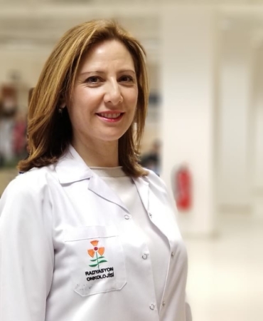 MEME KANSERİNDE AİLE ÖYKÜSÜ OLMAYANLAR DA RİSK ALTINDA UZMANINDAN MEME KANSERİNE KARŞI ERKEN TANI UYARISI: "ERKEN EVREDE YAKALAMAK HAYAT KURTARABİLİR"