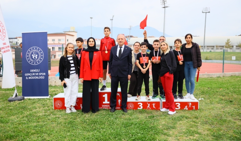 MERKEZEFENDİ'DE REKOR KATILIMLI CUMHURİYET KOŞUSU