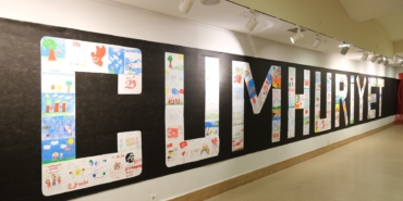 MİNİK RESSAMLAR CUMHURİYET SEVGİSİNİ RESİMLERİYLE ANLATTI