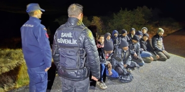 MOBİL RADAR TESPİT ETTİ, KAÇAK GÖÇMENLER YAKALANDI