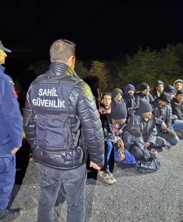 MOBİL RADAR TESPİT ETTİ, KAÇAK GÖÇMENLER YAKALANDI