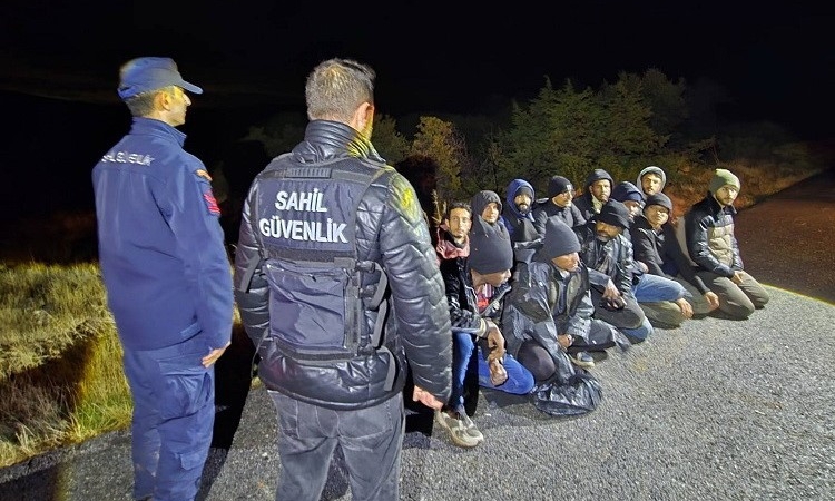 MOBİL RADAR TESPİT ETTİ, KAÇAK GÖÇMENLER YAKALANDI