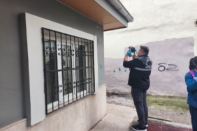 MUHTARLIĞIN KAMERASINI SÖKÜP BAHÇEYE ATTILAR