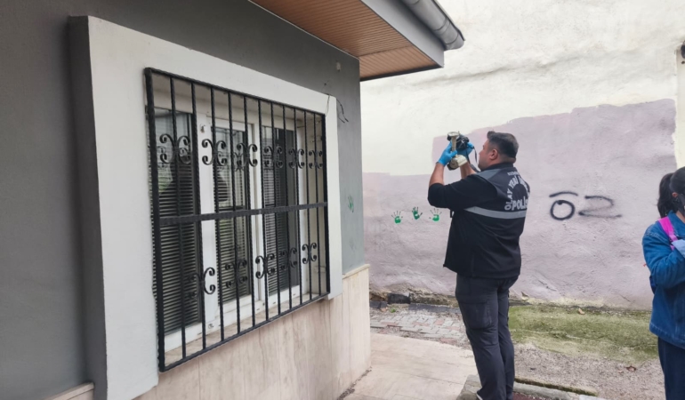 MUHTARLIĞIN KAMERASINI SÖKÜP BAHÇEYE ATTILAR