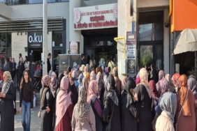 MUKADDES EMANETLERİ GÖREBİLMEK İÇİN METRELERCE KUYRUK OLUŞTURDULAR GÜNAY ÇİÇEK: "BEN 2-3 SAATTİR BEKLİYORUM"