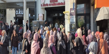MUKADDES EMANETLERİ GÖREBİLMEK İÇİN METRELERCE KUYRUK OLUŞTURDULAR GÜNAY ÇİÇEK: "BEN 2-3 SAATTİR BEKLİYORUM"
