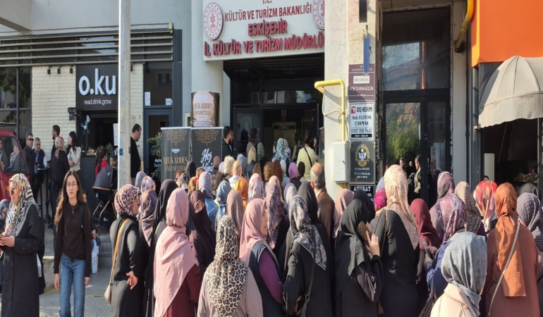MUKADDES EMANETLERİ GÖREBİLMEK İÇİN METRELERCE KUYRUK OLUŞTURDULAR GÜNAY ÇİÇEK: "BEN 2-3 SAATTİR BEKLİYORUM"