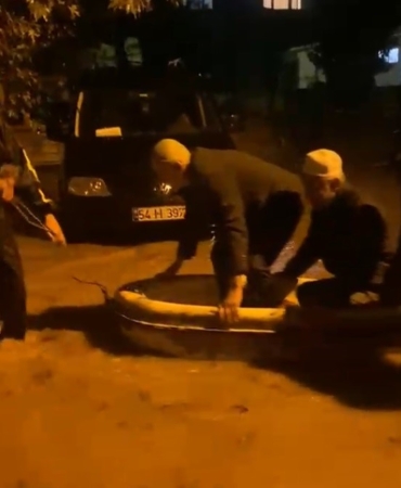 NAMAZ SONRASI CAMİDE MAHSUR KALAN İMAM VE CEMAAT BOTLA TAŞINDI