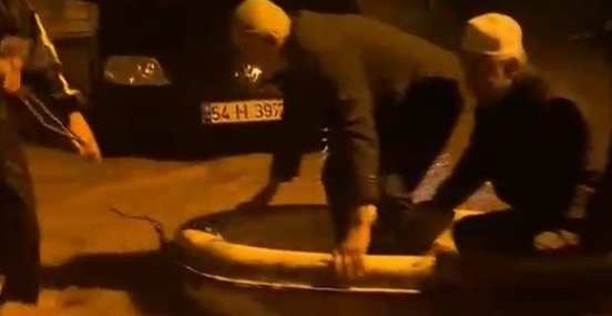 Sakarya’da Selde Mahsur Kalan İmam ve Cemaati Kayıkla Kurtardılar