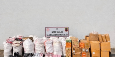 NİĞDE'DE KARGO ARACINDAN KAÇAK ÜRÜN ÇIKTI