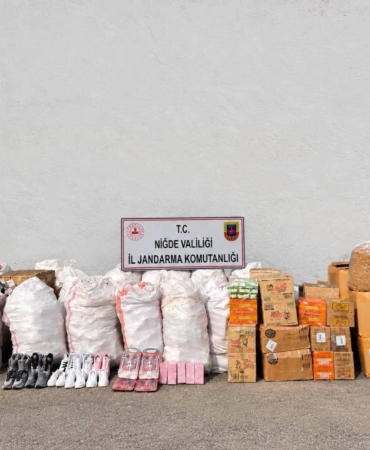 NİĞDE'DE KARGO ARACINDAN KAÇAK ÜRÜN ÇIKTI