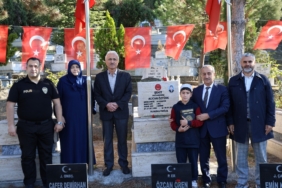 ÖĞRENCİLER ŞEHİT ALİCAN ÖZTÜRK'ÜN KABRİ BAŞINDA DUALARLA ANDI