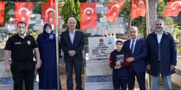 ÖĞRENCİLER ŞEHİT ALİCAN ÖZTÜRK'ÜN KABRİ BAŞINDA DUALARLA ANDI