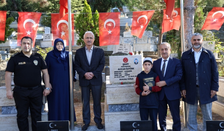 ÖĞRENCİLER ŞEHİT ALİCAN ÖZTÜRK'ÜN KABRİ BAŞINDA DUALARLA ANDI