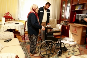 OSMANGAZİ BELEDİYESİ'NDEN ENGEL TANIMAYAN SOSYAL DESTEK OSMANGAZİ'DE TEKERLEKLİ SANDALYE DESTEĞİYLE YÜZLER GÜLÜYOR OSMANGAZİ BELEDİYESİ'NDEN 136 MAHALLEYE UZANAN DESTEK ELİ