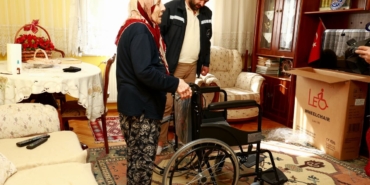OSMANGAZİ BELEDİYESİ'NDEN ENGEL TANIMAYAN SOSYAL DESTEK OSMANGAZİ'DE TEKERLEKLİ SANDALYE DESTEĞİYLE YÜZLER GÜLÜYOR OSMANGAZİ BELEDİYESİ'NDEN 136 MAHALLEYE UZANAN DESTEK ELİ