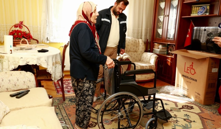 OSMANGAZİ BELEDİYESİ'NDEN ENGEL TANIMAYAN SOSYAL DESTEK OSMANGAZİ'DE TEKERLEKLİ SANDALYE DESTEĞİYLE YÜZLER GÜLÜYOR OSMANGAZİ BELEDİYESİ'NDEN 136 MAHALLEYE UZANAN DESTEK ELİ