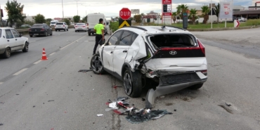 OTOMOBİL HAVADA TAKLA ATTIKTAN SONRA TEKERLERİNİN ÜZERİNE DÜŞTÜ KAMYONETİN ÇARPTIĞI OTOMOBİL HAVADA TAKLA ATTI