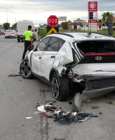 OTOMOBİL HAVADA TAKLA ATTIKTAN SONRA TEKERLERİNİN ÜZERİNE DÜŞTÜ KAMYONETİN ÇARPTIĞI OTOMOBİL HAVADA TAKLA ATTI