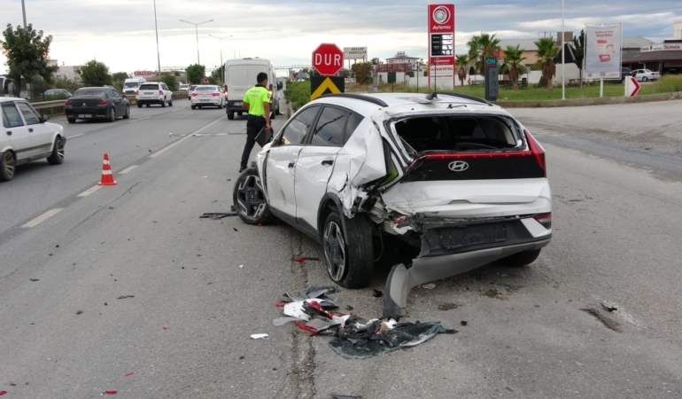 OTOMOBİL HAVADA TAKLA ATTIKTAN SONRA TEKERLERİNİN ÜZERİNE DÜŞTÜ KAMYONETİN ÇARPTIĞI OTOMOBİL HAVADA TAKLA ATTI