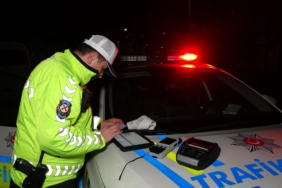 POLİSİN "DUR" İHTARINA UYMADI, KAÇARKEN BİR MOTORSİKLETE ÇARPTI, YAKALANDIĞINDA 0,83 PROMİL ALKOLLÜ ÇIKTI, 265 BİN LİRA CEZA YEDİ