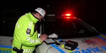 POLİSİN "DUR" İHTARINA UYMADI, KAÇARKEN BİR MOTORSİKLETE ÇARPTI, YAKALANDIĞINDA 0,83 PROMİL ALKOLLÜ ÇIKTI, 265 BİN LİRA CEZA YEDİ