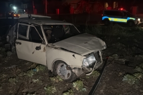 POLİSİN 'DUR' İHTARINA UYMAYAN OTOMOBİL TARLAYA UÇTU: 1 YARALI DİREĞE ÇARPIP TAKLA ATAN ARAÇ KULLANILAMAZ HALE GELDİ, BÖLGEDE ELEKTRİKLER KESİLDİ