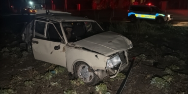 POLİSİN 'DUR' İHTARINA UYMAYAN OTOMOBİL TARLAYA UÇTU: 1 YARALI DİREĞE ÇARPIP TAKLA ATAN ARAÇ KULLANILAMAZ HALE GELDİ, BÖLGEDE ELEKTRİKLER KESİLDİ