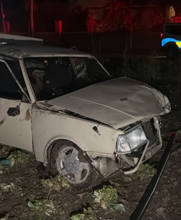 POLİSİN 'DUR' İHTARINA UYMAYAN OTOMOBİL TARLAYA UÇTU: 1 YARALI DİREĞE ÇARPIP TAKLA ATAN ARAÇ KULLANILAMAZ HALE GELDİ, BÖLGEDE ELEKTRİKLER KESİLDİ