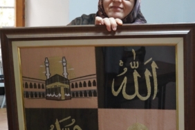 RÜYASINDA GÖRDÜĞÜ MANEVİ TASARIMI 200 BİN BATIŞLA NAKIŞA DÖNÜŞTÜRDÜ