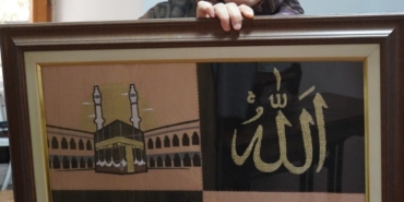 RÜYASINDA GÖRDÜĞÜ MANEVİ TASARIMI 200 BİN BATIŞLA NAKIŞA DÖNÜŞTÜRDÜ