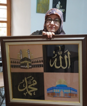 RÜYASINDA GÖRDÜĞÜ MANEVİ TASARIMI 200 BİN BATIŞLA NAKIŞA DÖNÜŞTÜRDÜ