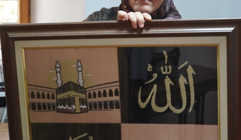RÜYASINDA GÖRDÜĞÜ MANEVİ TASARIMI 200 BİN BATIŞLA NAKIŞA DÖNÜŞTÜRDÜ