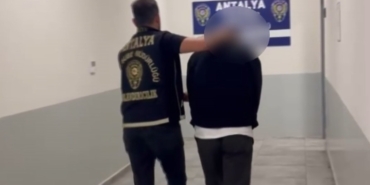 SAHTE POLİSİN DOLANDIRICILIĞI PES DEDİRTTİ: 'ARAMA YAPACAĞIM' DİYE EVE GİRDİ, ELDİVENLERİ TAKIP CÜZDANDAKİ PARALARI ALDI O ANLAR GÜVENLİK KAMERASINA YANSIRKEN, KAÇAN ŞÜPHELİ 268 SAATLİK KAMERA İNCELEMESİ SONUCU TESPİT EDİLDİ YAKALANIP GÖZALTINA ALINAN ŞÜPHELİ, ÇIKARILDIĞI MAHKEMECE TUTUKLANDI