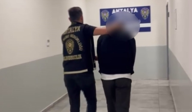 SAHTE POLİSİN DOLANDIRICILIĞI PES DEDİRTTİ: 'ARAMA YAPACAĞIM' DİYE EVE GİRDİ, ELDİVENLERİ TAKIP CÜZDANDAKİ PARALARI ALDI O ANLAR GÜVENLİK KAMERASINA YANSIRKEN, KAÇAN ŞÜPHELİ 268 SAATLİK KAMERA İNCELEMESİ SONUCU TESPİT EDİLDİ YAKALANIP GÖZALTINA ALINAN ŞÜPHELİ, ÇIKARILDIĞI MAHKEMECE TUTUKLANDI