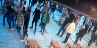 17 YAŞINDAKİ KIZA SALDIRAN ŞAHIS, VATANDAŞIN GAZABINA UĞRADI: O ANLAR KAMERADA