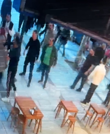 17 YAŞINDAKİ KIZA SALDIRAN ŞAHIS, VATANDAŞIN GAZABINA UĞRADI: O ANLAR KAMERADA