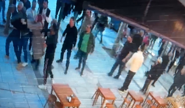 17 YAŞINDAKİ KIZA SALDIRAN ŞAHIS, VATANDAŞIN GAZABINA UĞRADI: O ANLAR KAMERADA