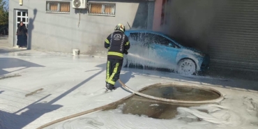ŞARJDAKİ ELEKTRİKLİ ARAÇ ALEV ALDI